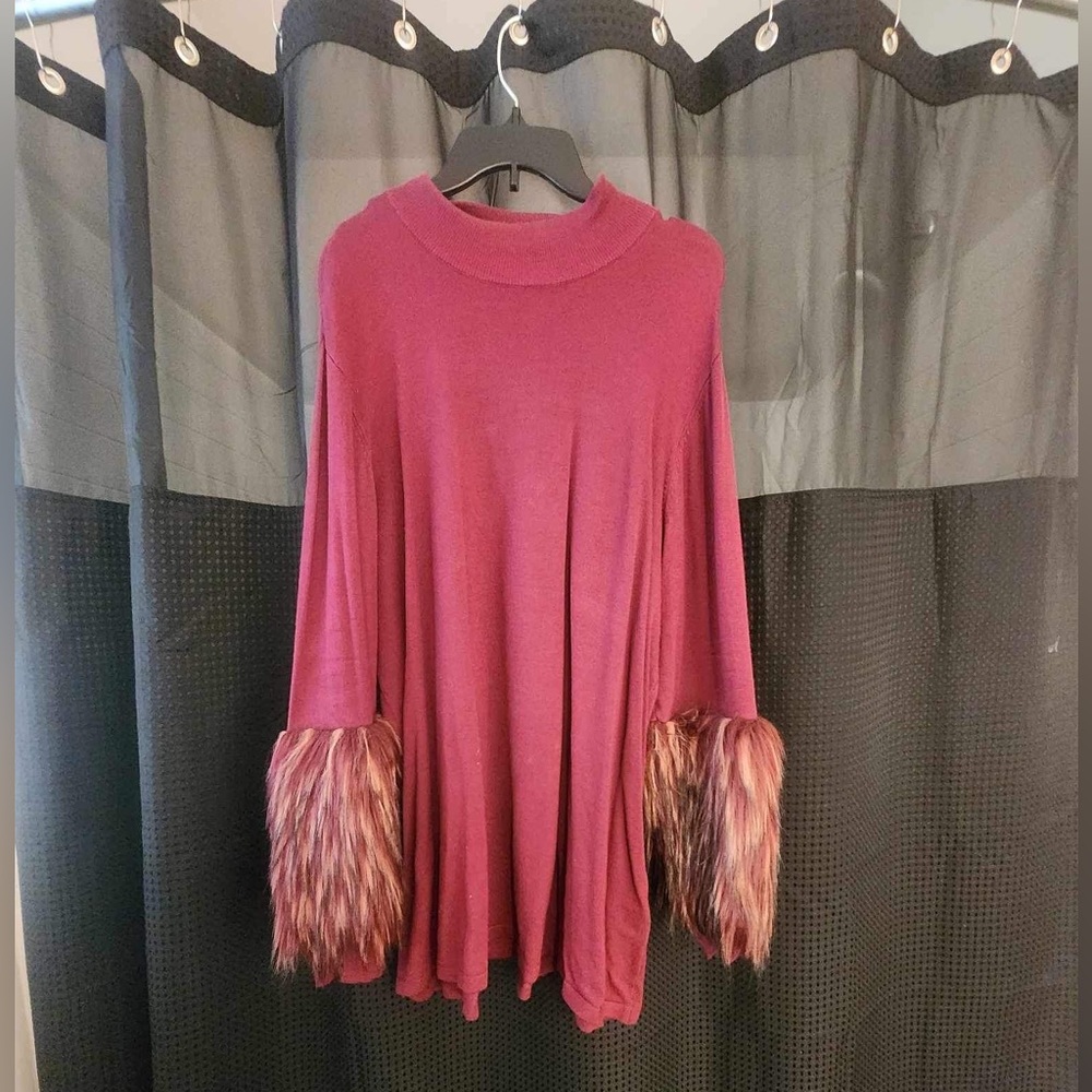 Fabulously feathered! This lightweight sweater is an eye catcher.